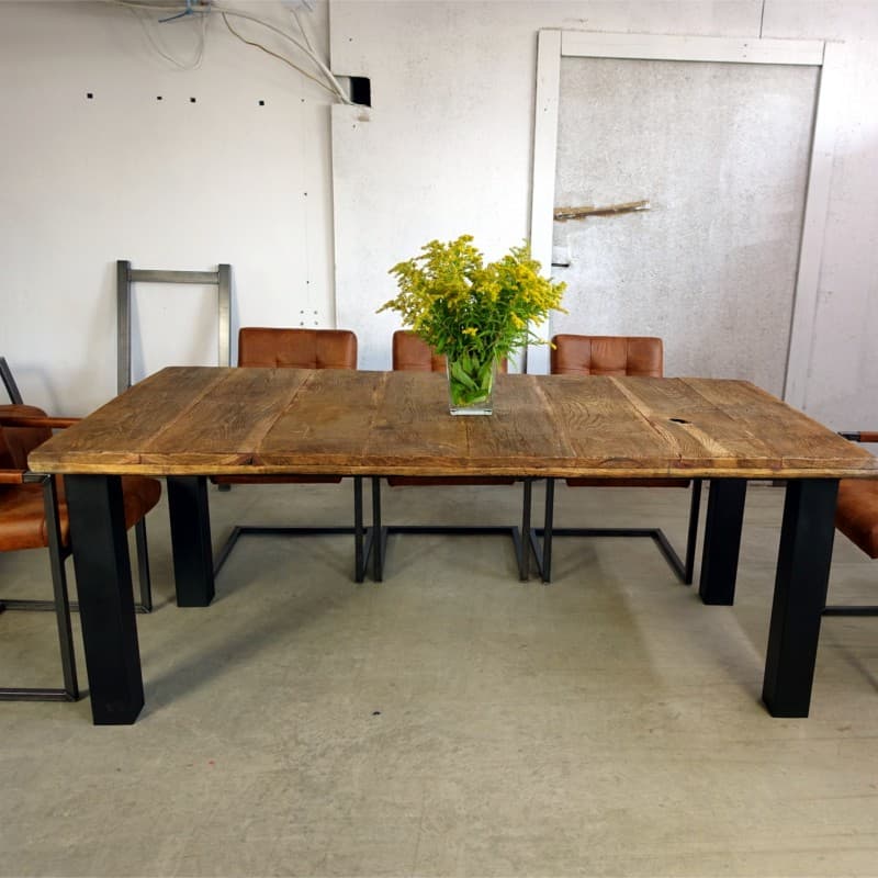 Foto van Oak and metal table