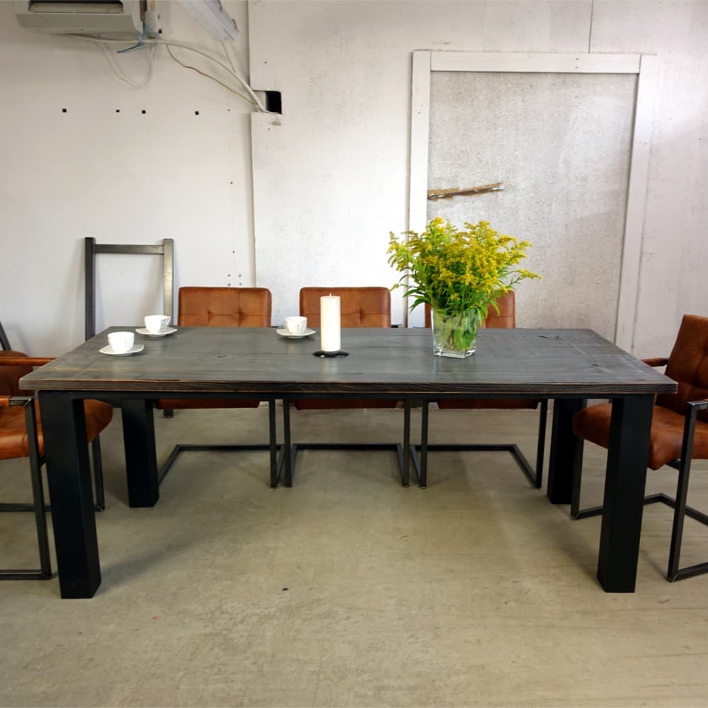 Foto van Beech and metal table 173