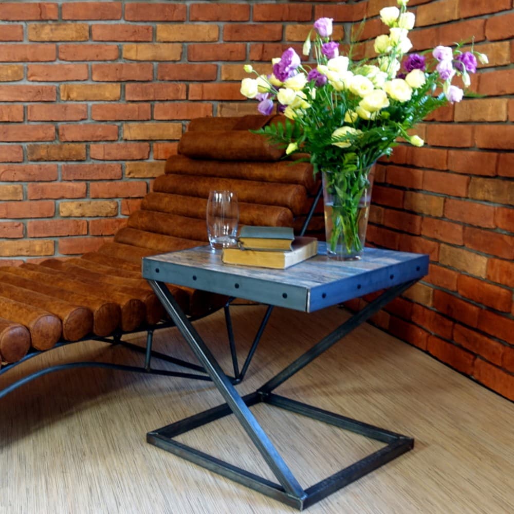 Foto van Small ultra-hard HDF coffee table with metal rim 224
